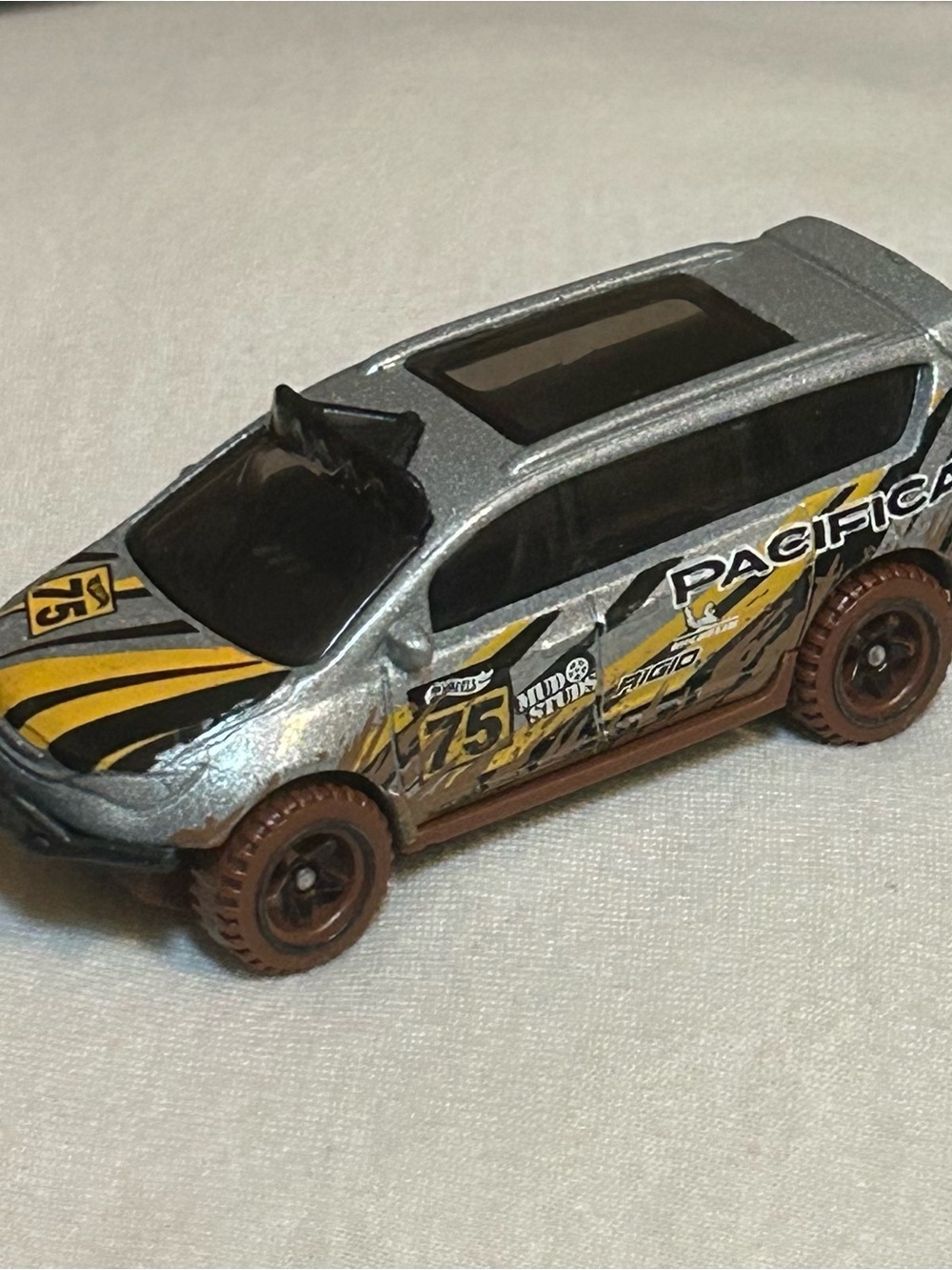 Hot Wheels 2023 Chrysler Pacifica Off-Road Minivan - Mud Studs